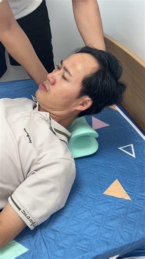 This cervical traction pillow is truly amazing! #neckpillow #elderlycare #neckpillow #new