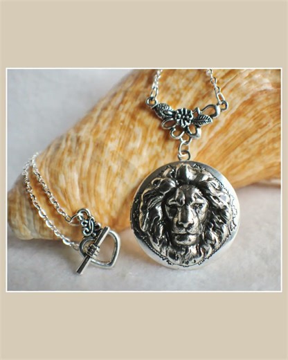 Lion photo locket, round silver tone locket with lion on front cover.
