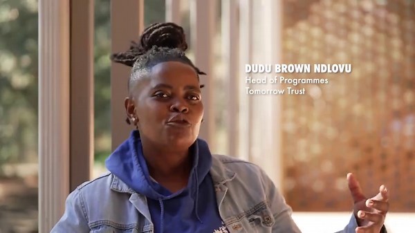 📚 “Some kids' parents can't even read. That’s why this matters.” Dudu Brown Ndlovu brings Trolley Libraries to schools through Tomorrow Trust and AVBOB. For one girl, it sparked a dream to become an author. #ReadingRevolution #TomorrowTrust #AVBOB #SouthAfricanYouth