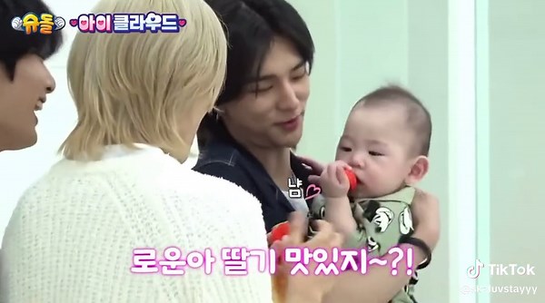 Felix is so cute playing with the baby #felix #straykids #skz