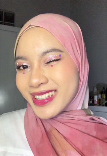 pinkish concert makeup look?! 👀🩷💚 #concertmakeup #makeupkonser #sugaronmytongue #eyemakeup