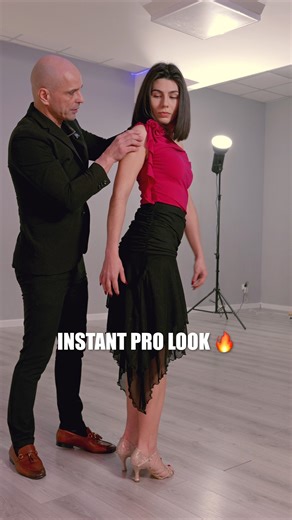 90 STOPNI DO PERFEKCJI. 📐 Zobacz, jak jedno ustawienie nadaje sylwetce profesjonalny look. Zobaczcie fragment lekcji z Martą. Tu nie ma miejsca na chaos. Marta ćwiczy zwroty co 90 stopni, budując pełną kontrolę nad sylwetką. Zwróćcie uwagę na moją interwencję. Chwytam jej głowę obiema rękami, by obniżyć brodę i ustabilizować oś. To nie jest „poprawianie fryzury” – to programowanie biomechaniki. Dzięki współpracy mojej i Liany, Marta przestaje walczyć z grawitacją. Zaczyna nią zarządzać. Gdy gór