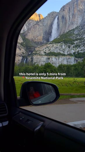 location details ⬇️ This hotel is the closest I've ever been to Yosemite National park, the Arch Rock Entrance to be precise! Add on an extra 10 mins and you're in Yosemite Valley at Bridalveil Falls! If you're coming from San Francisco Bay Area or Fresno, this is the perfect entrance to the park! this hotel feels like the perfect escape after a long day of hiking/exploring in the park — imagine coming back and relaxing in the patio to the sound of the Merced flowing right outside your room 🧖‍♀