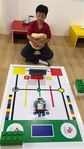 พี่หาญ คนเก่ง กับการแท็กเส้นเป็นหน่วยวินาที และสร้าง my blocks Gyro sensor สำหรับการเลี้ยวกับภารกิจใช้ Sensor ย้ายบริคเข้าช่อง . Engineering Learning Center คอร์สเรียนโค้ดดิ้งแห่งเดียวในจังหวัดชัยภูมิ มาประกอบหุ่นยนต์และเขียนโปรแกรมควบคุมหุ่นยนต์ที่สถาบันคลิกโรบอทชัยภูมิ หลักสูตรมาตรฐานจากประเทศเดนมาร์ก ประสบการณ์มากกว่า 20 ปี ✅ LEGO EDUCATION ✅ สอนโดยครูผู้เชี่ยวชาญ ผ่านมาตรฐานการอบรม ✅ มีสาขาทั่วประเทศกว่า 39 สาขา ✅ มุ่งมั่นพัฒนาเยาวชนให้มีทักษะด้าน Robotics และ AI . ผู้ปกครองที่สนใจ สามารถเข้