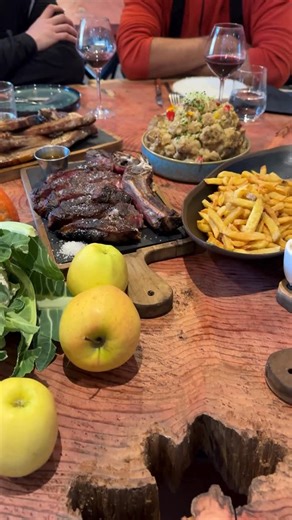 Bar’Back ByN7 on Instagram: "BAR’BACK — J-4 Le four chauffe, les couteaux s’aiguisent… 🔥🥩 Bientôt, les flammes, la découpe en direct et les assiettes à partager seront de retour. L’attente touche à sa fin 😌 👉 Jeudi, le Bar’Back rouvre ses portes. Les gourmands savent déjà 👀 #gourmand #viande #restaurant"