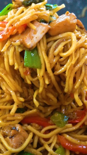 Honey garlic chicken noodles #panlasangpinoyrecipe #foodie #cooking #noodles #meryenda #yummy | Panlasang Pinoy
