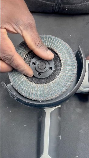 Lost your grinder wrench? Try this 2-second hack! 🛑🔧​#tips #toolhacks #shorts #workshoptricks