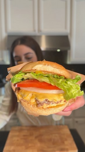 4.9K views · 137 reactions | Receta estilo hamburguesas in n out Para el aderezo 1/2 taza de mayonesa 5 cdas. salsa catsup 3 cdas. pickle relish 2cdas. Mostaza 3cdas vinagre de pepinillos Ajo en polvo #recetas #innout #hamburguesa #burger #innoutburger | Cynthia Martinez | Facebook