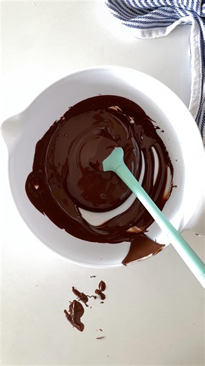 Anneka Manning on Instagram: "BAKETIP: The Best Ways to Melt Chocolate When melting chocolate, it’s always best to go low and slow – use gentle heat and melt it gradually. There are two main methods for melting chocolate: either in a double boiler (bain-marie) or in the microwave. No matter the method, your chocolate should always be cut into small pieces if you’re not using chocolate callets or buttons. To use a double boiler (bain-marie): select a heatproof bowl that fits snugly over a saucepa