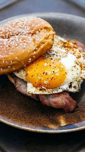 155K views · 1.1K reactions | We see you, everything bagel, and raise you an everything-bacon-egg-roll! Okay so it doesn’t roll off the tongue the same way but we promise it tastes even better. #seasoning #everythingbagel #salt | SBS Food | Facebook