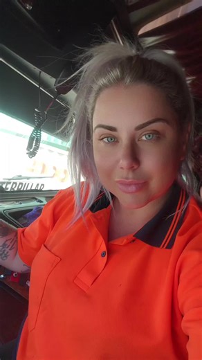 The sideloader trailers are pretty cool, these are used to lift, move and drop shipping containers in places that dont have the big forks to move them around. They can move fully loaded containers and obviously empty ones. The legs extend usually onto the floor to help support the weight being lifted. In this video the legs extended onto my trailer for support. #fyp #foryoupage #blayzewilliams #blayzewilliamsbb #trucktok #truckingtok #truckertok #trucktok #dieselpower #dieselpower #trucker #truc