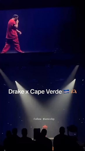 One of the Biggest Hip-Hop Artist in the world “Drake” Representing #CapeVerde 🇨🇻 Boston: Emotion takes over the show when rapper @champagnepapi recognizes the flag of Cape Verdean fans. At Drake’s most recent concert, an unforgettable moment marked the night when a fan threw a flag onto the stage. Initially, the artist imagined that it could be something ordinary, maybe even a piece of clothing. The Cape Verdean fans accompanying the show entered a state of collective ecstasy as soon as Drake