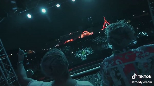 Dancing in Short Skirts and T-Shirts | Live EDM Performance