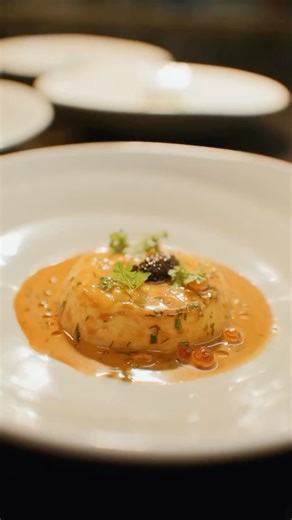 ʀᴏʏᴄᴇᴠɪsᴜᴀʟs sᴛᴜᴅɪᴏ |Toronto Cinematographer |Video Production on Instagram: "Fine dining dinner service at Canoe, Toronto. Quiet focus, fast hands, everything moving at once. @canoerestaurant"