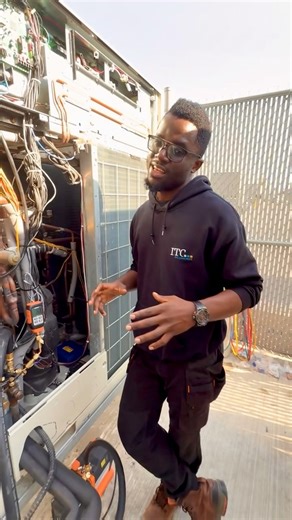 💡 Astuce du jour — Code 2-21 chez Daikin ! Saviez-vous que le code 2-21 permet d’activer le mode Vacuum sur les systèmes Daikin VRV ? 🧠 👉 Ce mode est essentiel lorsqu’on effectue la mise sous vide du circuit frigorifique. Pourquoi c’est important ? ✅ Il permet d’atteindre plus rapidement le vide requis. ✅ Il aide à limiter les obstructions et les impuretés dans le circuit frigorifique. Une petite manipulation qui fait toute la différence lors d’une installation VRV bien faite ! 🔧 #AstuceHVAC