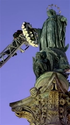 8K views · 41K reactions | December 8th celebration at Piazza di Spagna - Piazza Mignanelli. The Vigili del Fuoco continues the tradition. Many fire fighters climb up and place flowers by the statue, including this huge wreathe of white flowers. My favorite way to usher in the Christmas season! | Darius Arya | Facebook