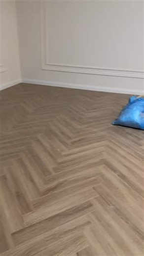 Плинтуса| Замер| Изготовление| Грозный on Instagram: "Как же красиво смотрится елочка и плинтуса под цвет стен 😎 и самое главное клиент доволен #плинтусанапольные #грозный #плинтус #ламинат #паркет"