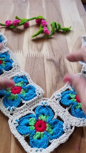 Decorate collars and borders with beautiful crochet appliqués #crochet