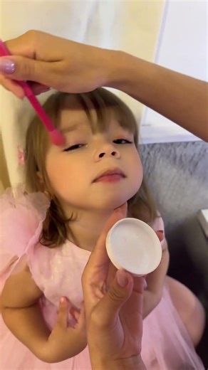 Rubi baby se arrumando pra festa da Melissa