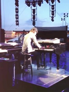Piano Solo during Journey show! | Jonathan Cain
