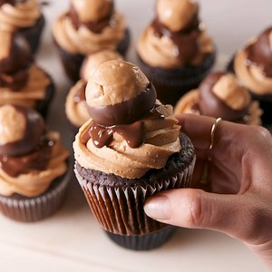 OMG these cupcakes are a peanut butter lover's DREAM 😍 Full recipe: http://dlsh.it/cfzS8C9 | Delish