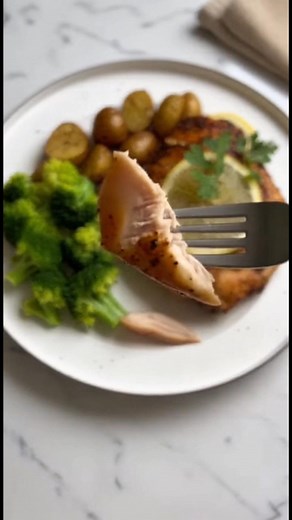 25-Minute Lemon Pepper Chicken Recipe That Always Delights Ingredients 4 boneless, skinless chicken breasts 2 tablespoons olive oil 2 tablespoons lemon pepper seasoning 1 teaspoon garlic powder 1 teaspoon salt 1 lemon, sliced Fresh parsley for garnish #LemonPepperChicken #QuickRecipes #DeliciousDinners #EasyCooking #25MinuteMeals #FoodieFavorites #Christmas2025 #ChristmasRecipes #HolidayRecipes #ChristmasBaking #FestiveFood #ComfortChristmas #ChristmasDinner | Tracy Cooking