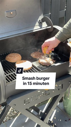 Smash burger op de barbecue in 15 minuten