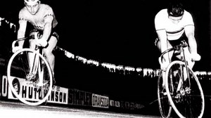 Track stand, standstill or "surplace" - what it is and its origins