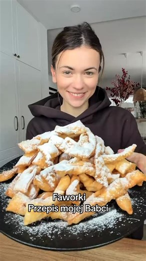 Kinga Wierzbicka on Instagram: "Składniki: • 2 szklanki mąki pszennej (ok 300g) • 4 żółtka • 1 łyżka masła • 1 łyżka spirytusu lub octu 10% • 3–4 łyżki gęstej śmietany 18% • szczypta soli • cukier puder do posypania • olej lub smalec do smażenia 1️⃣ Zagnieć mąkę, żółtka, masło, śmietanę, spirytus i sól 2️⃣ Ciasto porządnie wybij wałkiem (ok. 10 min) – sekret bąbelków! 3️⃣ Owiń w folię i schłodź 30 min w lodówce 4️⃣ Rozwałkuj bardzo cienko i pokrój paski 5️⃣ Przewlecz przez nacięcie – tak jak na 