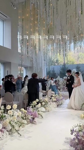 SEVENTEEN's Dokyeom and Seungkwan Bow