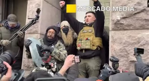 JAKE LANG HATE RALLY - MINNEAPOLIS Someone sprays Jake with silly string, shortly after his female cohort uses mace / pepper spray to spray the crowd. Someone can be heard shouting for a medic. 📸: @guru_merc | Mercado Media