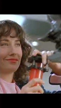 Robocop 2: La Dra. Faxx persuade a Cain para que asesine al alcalde de Detroit por 1 dosis de Nuke.