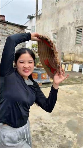 Mom Bought Me a Traditional Vietnamese Hat for Dancing | Beautiful Quai Thao Dance 🇻🇳✨ #funny