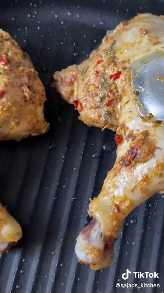 OMG!!! Guys!! Please try this INSANE #PeriPeriChicken recipe!! Ingredients in comments 😘😭🙌 #viral #foodie #foodtiktok #chickenlegpiece #chickennuggets