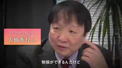 インタビューを織り交ぜた、唯一無二のロングトレーラーが解禁されました。突然の事故で息子の富久信介さんを亡くした父・邦彦さんをはじめ、ボクシングに打ち込む信介さんを側で見守っていた大橋ボクシングジムの大橋秀行会長、共に汗を流しながら世界チャンピオンになる夢を語り合った川嶋勝重さんが、その溢れる想いを口にする姿。誰よりも信介さんの存在を抱き続けている彼らが、言葉を尽くせど足りない当時の心境や信介さんの人物像が明かされます。そして、関係者の想いを零すことなく受け取り、演じるべく、真摯に役と向き合ったキャスト陣のインタビューも収録された映像は必見です。ぜひ何度でもご覧ください。#人はなぜラブレターを書くのか4.17 fri. 公開 ✉️ˊ˗#綾瀬はるか #當真あみ #細田佳央太#菅田将暉 #妻夫木聡 #佐藤浩市主題歌 #Official髭男dism #エルダーフラワー