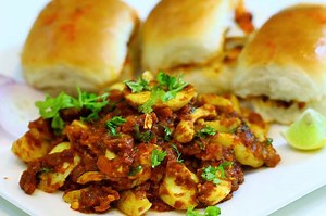 Butter egg masala pav is a very popular street food. It's a quick and good breakfast option. This can be any time snack too. Do try this delicious recipe at home..😋😋 | MadhurasRecipe