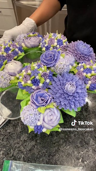 Delicious Purple Cupcakes: Mixing Colors with Style