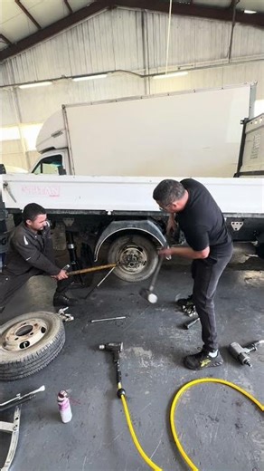 I remove a wheel stud that is stuck, with a blow from a hammer.