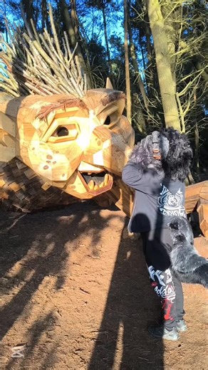 Travis and Blåbær set off on yet another troll adventure, this time on a quest to find Stifinder Stig. When they finally tracked him down, Travis immediately sprang into action like a detective with zero training and unlimited enthusiasm. First, he inspected Stig’s enormous ears, trying to determine if trolls secretly stored treasure there. Then, with absolutely no shame, he attempted to peek up Stig’s nose only to be met with a gust of air strong enough to knock him over.