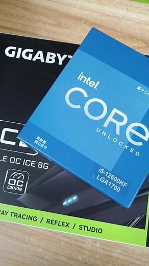 由于升级了架构和 Inte 7 制程工艺，Intel 12 代酷睿系列 CPU 整体相比 11 代提升极大，而且全新支持了 DDR5 内存和 PCIe5.0 通道，对于游戏玩家来说体验更加明显。另外经过这两年的优化，新增了大小核异构设计也被各大软件厂商广泛接受，生产力表现也有了很大提升。i5 12600KF 拥有 6 大 4 小共 10 个核心、16 线程，其中性能 P 核最高可以睿频到 4.9G