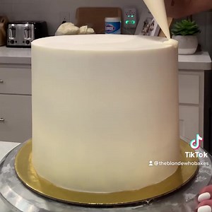 9.7K views · 181 reactions | I get asked a lot about drips on cakes,...