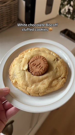 White chocolate Biscoff stuffed cookies!! 🍪 Ingredients: - Biscoff spread, x10 large tsp to be frozen - 200g softened unsalted butter - 220g light brown sugar - 1 egg - 2 egg yolks - 370g plain flour - 3/4 tsp baking powder - 1/2 tsp salt - 30g cornflour - 300g white chocolate Freeze your cookies before baking, or keep them frozen for up to 3 months and bake when you fancy one! Bake at 160C for 15-18 minutes! #cookies #biscoff #recipe #baking #bakewithme