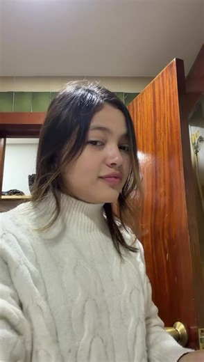 La Negra Atilia. ‎Nicole Marie Gedler Escalona es una destacada violista venezolana reconocida por su talento precoz y su trayectoria internacional en la música académica. ‎Trayectoria y Formación ‎Formación temprana: Se formó en la cátedra de viola de la Escuela de Música Mozarteum Caracas bajo la tutela de la profesora Adriana Virgüez. ‎Estudios internacionales: A partir de 2024, se convirtió en alumna de la prestigiosa Escuela Superior de Música Reina Sofía en Madrid, España, un hito que desc