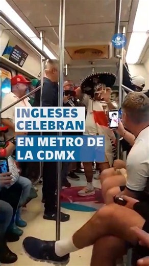 Aficionados de Inglaterra celebran victoria ante México en el Metro de CDMX #shorts
