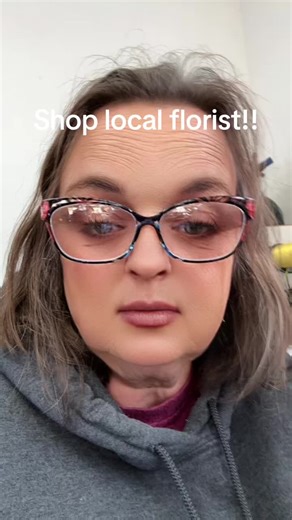 Use a local florist. #dontfallforit #supportlocalflorist #flowerarrangement #shoplocalflorist #valintinesflowers