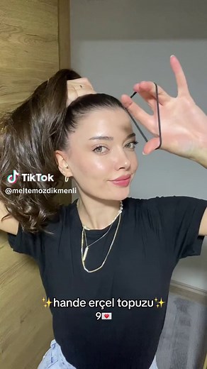 Kıvırcık Saç Modelleri: Hande Erçel'in Kahküllü Topuzu ve Yarı Toplu Saç Modelleri