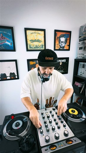 Mixing records on Omnitronic rotary Mixer & Reloop Turntables #vinyl #records #vinyldj #dj