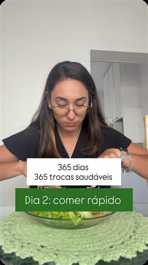 Julia Cruz | Emagrecimento e hipertrofia on Instagram: "Dia 2, a troca é comportamental. Muita gente reclama de barriga inchada e má digestão, e a culpa muitas vezes não é do que você comeu, mas de como você comeu. A Amilase Salivar é uma enzima poderosa que precisa agir na boca. Se você engole a comida inteira: - A digestão do amido fica prejudicada. - Você engole ar junto (Ai fica com gases). 🎈 - O sinal de saciedade demora a chegar e você come mais do que precisa. Sem contar que a mastigação