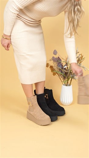 Γυναικεία μποτάκια με flatform σόλα και ελαστικά πλαϊνά για εύκολη εφαρμογή και άνεση 🫶 Συνδυάστε τα με δερμάτινο παντελόνι και oversized πουλόβερ για casual street look ή με mini φόρεμα και μακριό παλτό για πιο εκλεπτυσμένες εμφανίσεις! Θα τα βρείτε σε μαύρο & μπεζ. Κωδ.: OS576-KHAKI Shop Now >> https://tinyurl.com/yc8bd9ae 🚚 Express Παράδοση σε 24 ώρες με BOX NOW ☎ 210 300 1999⁠ ______________________________⁠⁠ #ligglo #ligglovers #shoes #γυναικειαπαπουτσια #μποτακια #πλατφορμα #φθινοπωρο #χ