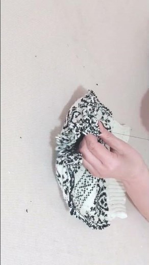 "Don’t Throw Away Old Sweaters! Genius DIY: Turn Cuffs into Practical Accessories"